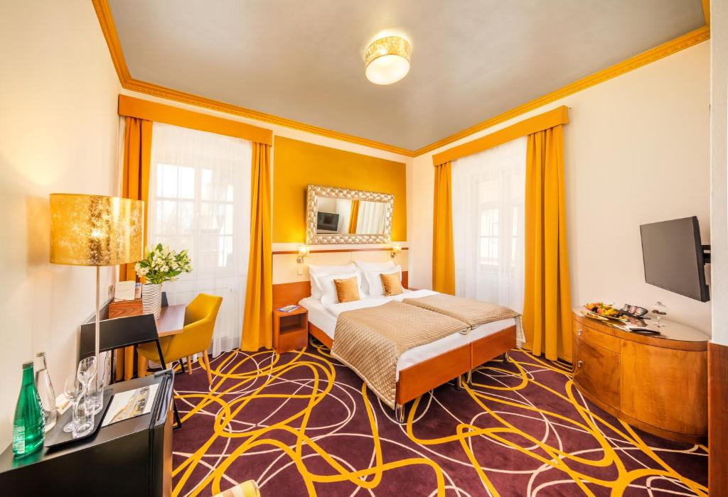 Postel nebo postele na pokoji v ubytování Bellevue Hotel Český Krumlov