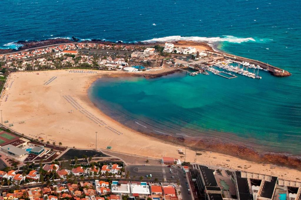 una vista aérea de la playa y del océano en Casa Luisa, en Caleta de Fuste
