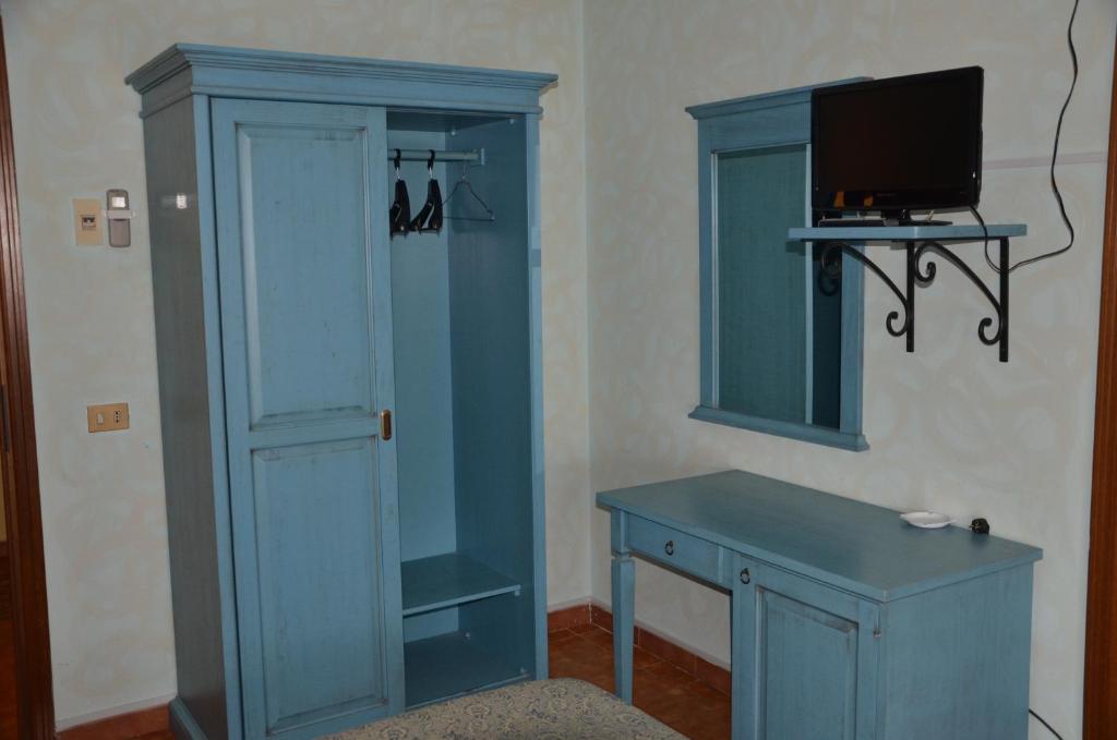 TV a/nebo společenská místnost v ubytování Hotel La Mimosa