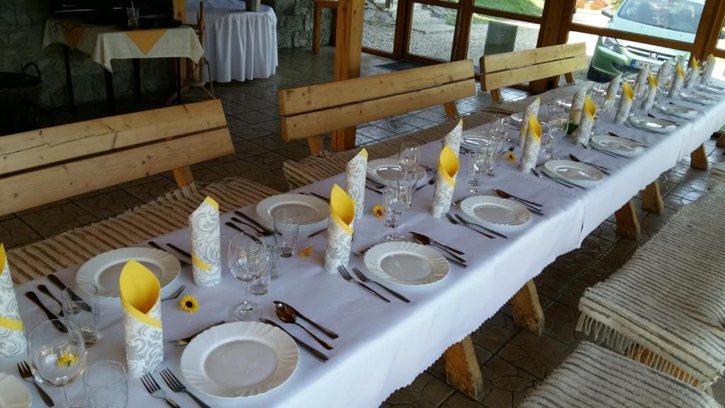 Reštaurácia alebo iné gastronomické zariadenie v ubytovaní Penzión Racibor