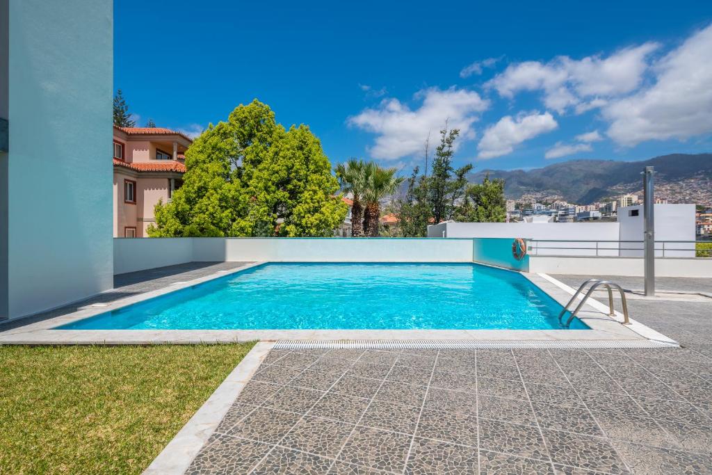 uma piscina no quintal de uma casa em Miramar Apartment with pool by HR Madeira no Funchal