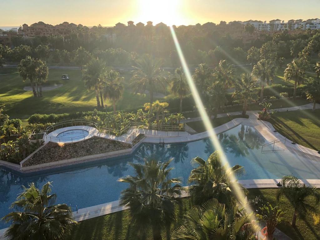 莫特里爾的住宿－Ático de Lujo Playa Granada, BLUE&GREEN，享有度假村的空中景致,设有游泳池和棕榈树