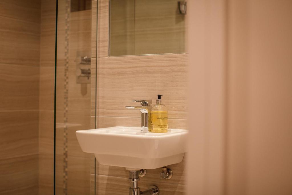 Riverside Studio Apartments Close To City Centre - Studio Apartment