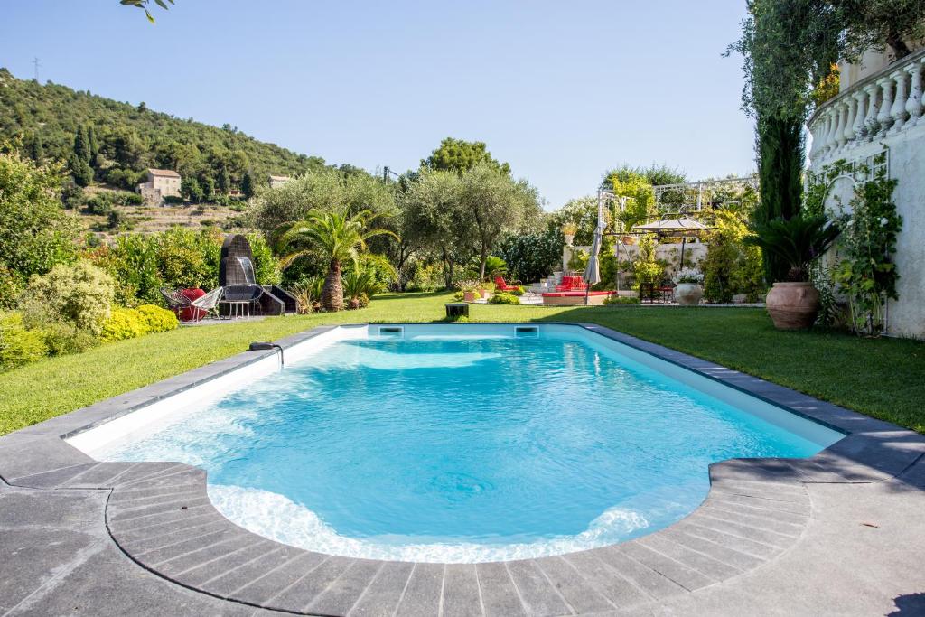 una piscina en el patio de una casa en Mas de Provence en Riviera, en La Roquette-sur-Var