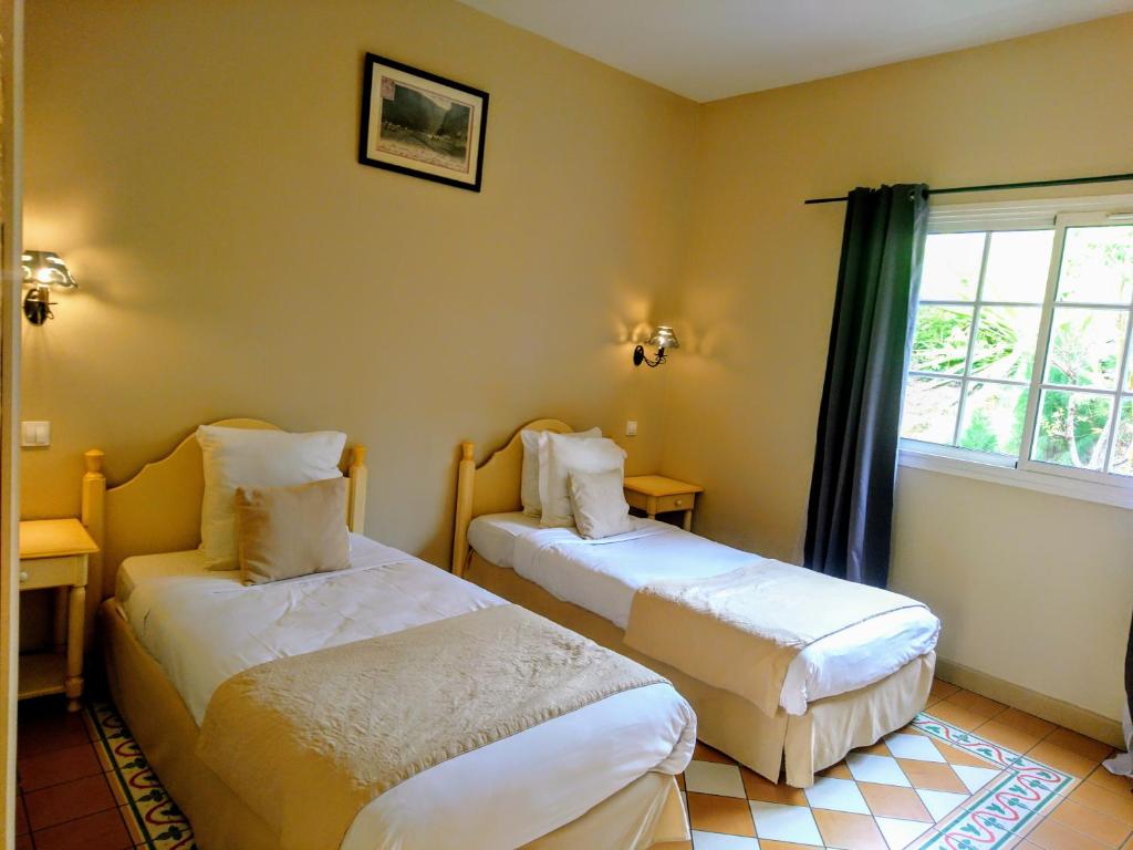 Voodi või voodid majutusasutuse Hotel Le Cilaos toas