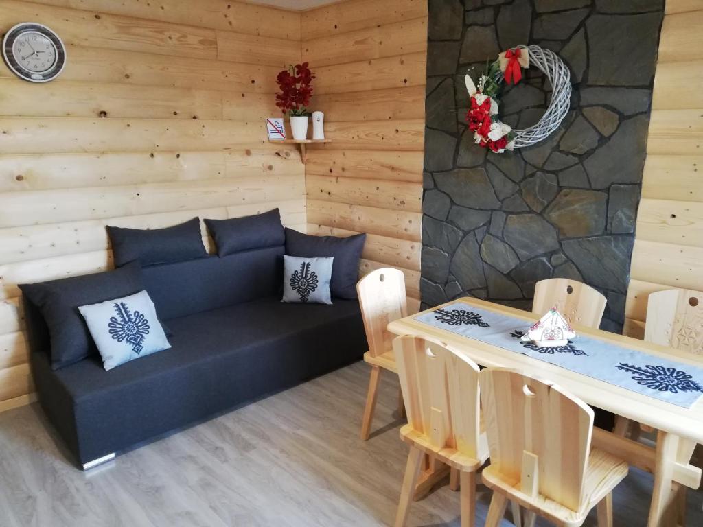 uma sala de estar com um sofá e uma mesa em U Siuhajów em Frydman