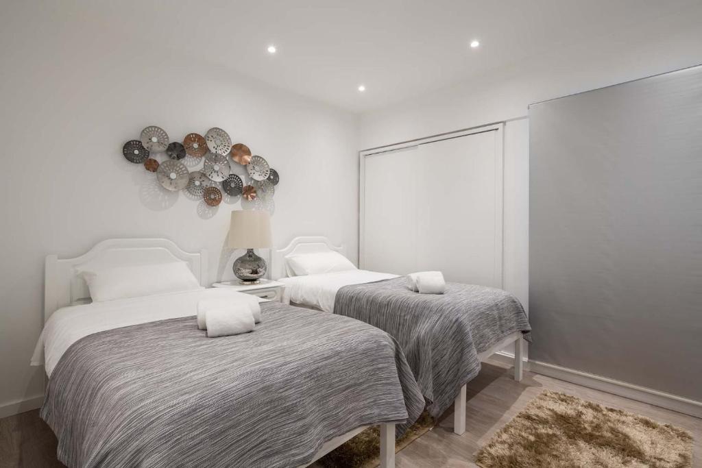 - 2 lits dans une chambre aux murs blancs dans l'établissement Apartamento Pita by HR Madeira, à Funchal