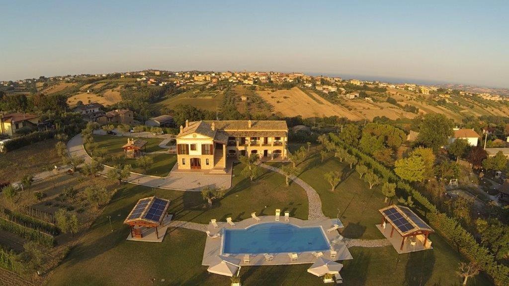 una vista aérea de una mansión con piscina en Residence Colle Veroni en Mosciano SantʼAngelo