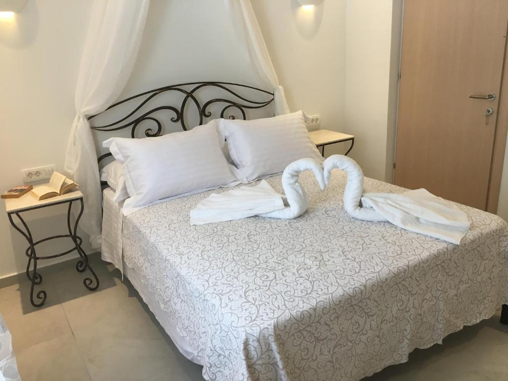 Postel nebo postele na pokoji v ubytování Pithos Apartments