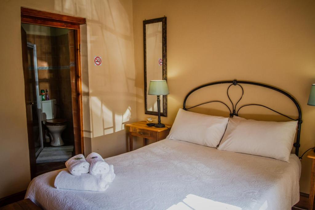 um quarto com uma cama com toalhas em Guesthouse LaRachelle em Swellendam
