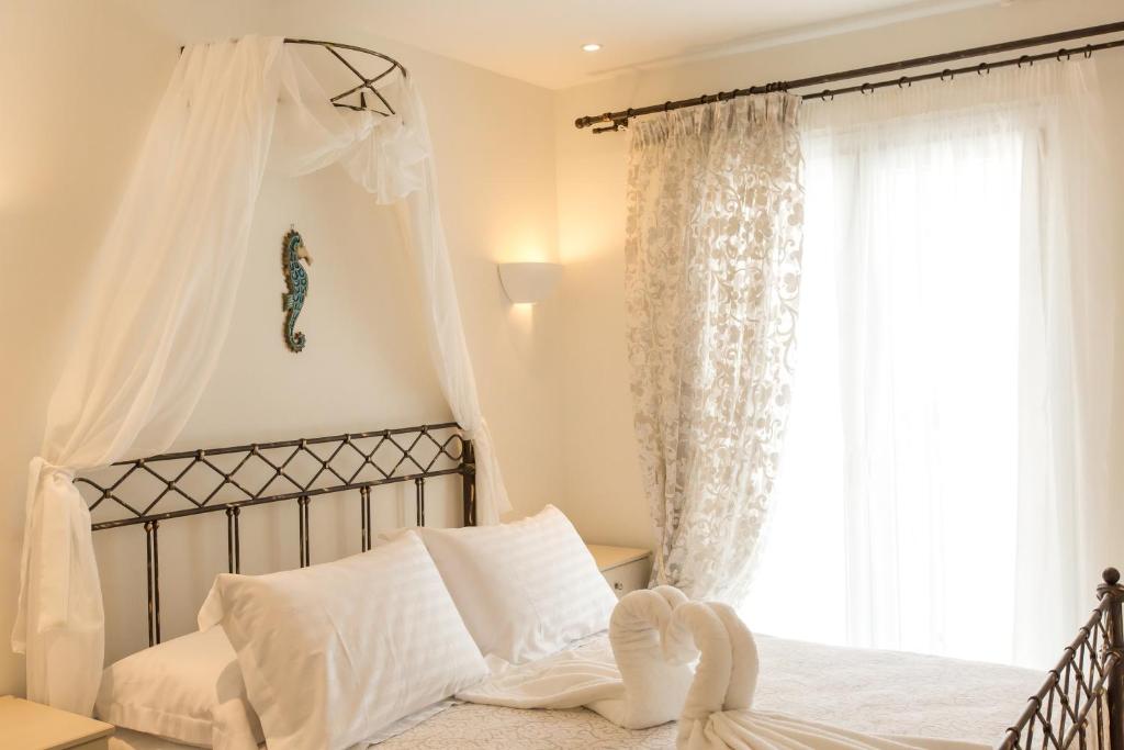 Postel nebo postele na pokoji v ubytování Pithos Apartments