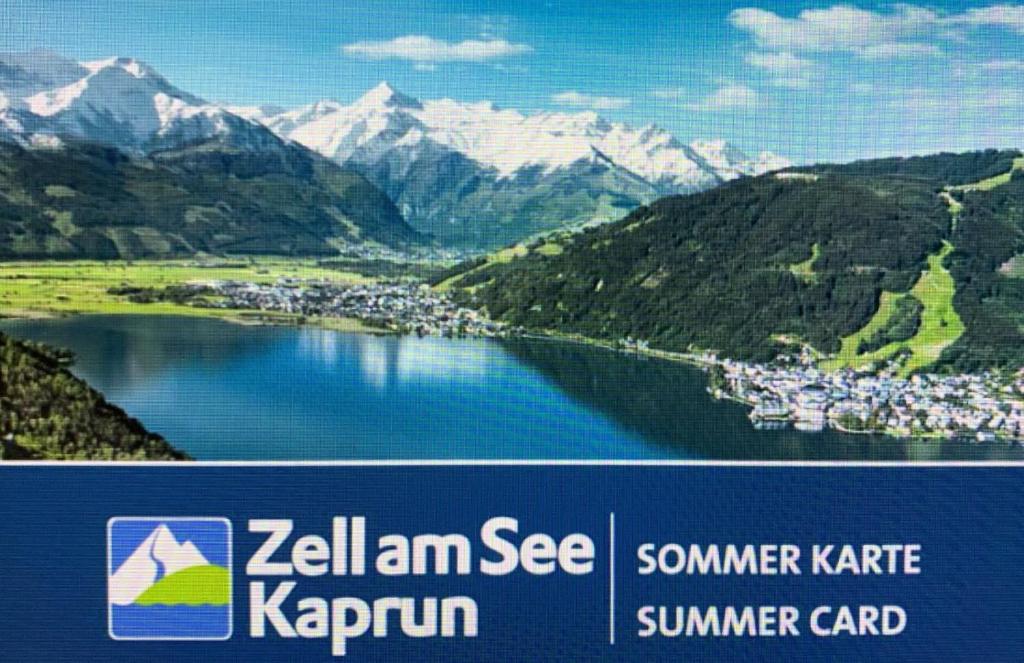 ein Poster mit einem Bild von einem See und Bergen in der Unterkunft Pension Abendruh in Kaprun