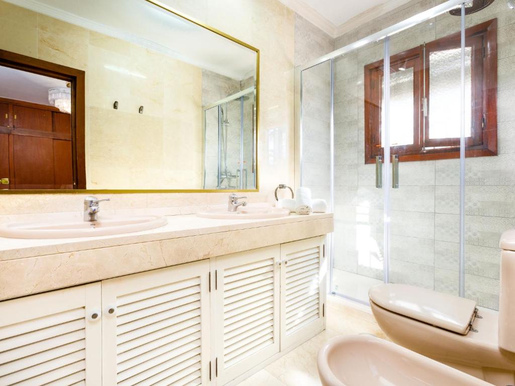 Kúpeľňa v ubytovaní Villa Villa Tulipán by Interhome