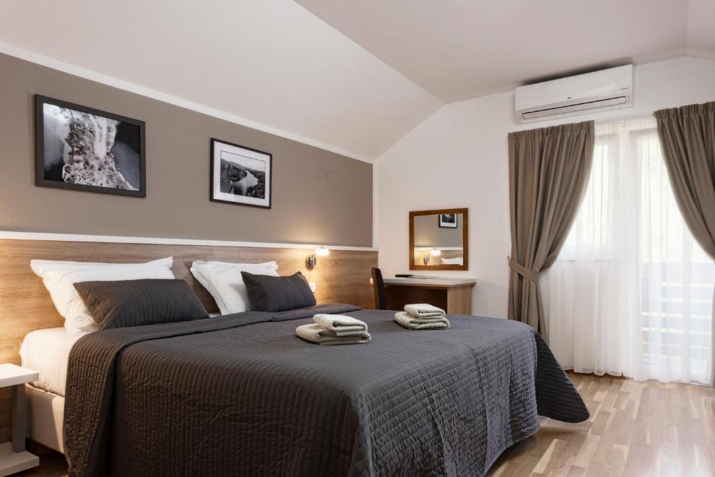 Ένα ή περισσότερα κρεβάτια σε δωμάτιο στο Tourist Center Marko