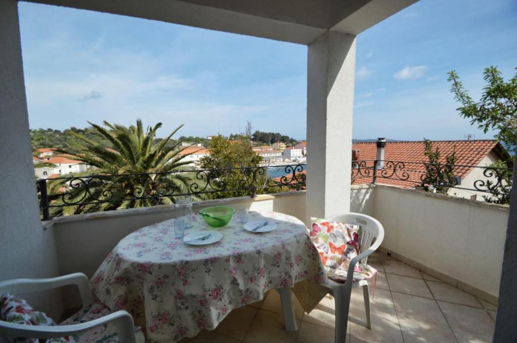 un tavolo e sedie su un balcone con vista di Villa Carmen a Sali (Sale)