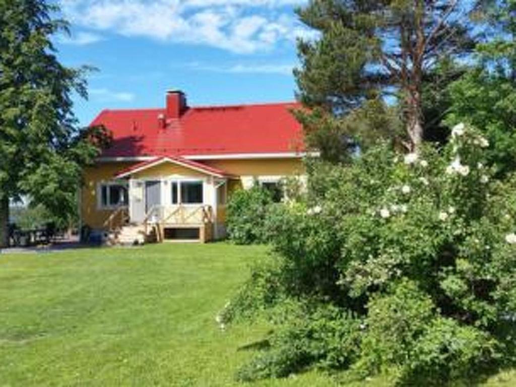 ein Haus mit einem roten Dach und einem Hof in der Unterkunft Holiday Home Rantala by Interhome in Vaajasalmi