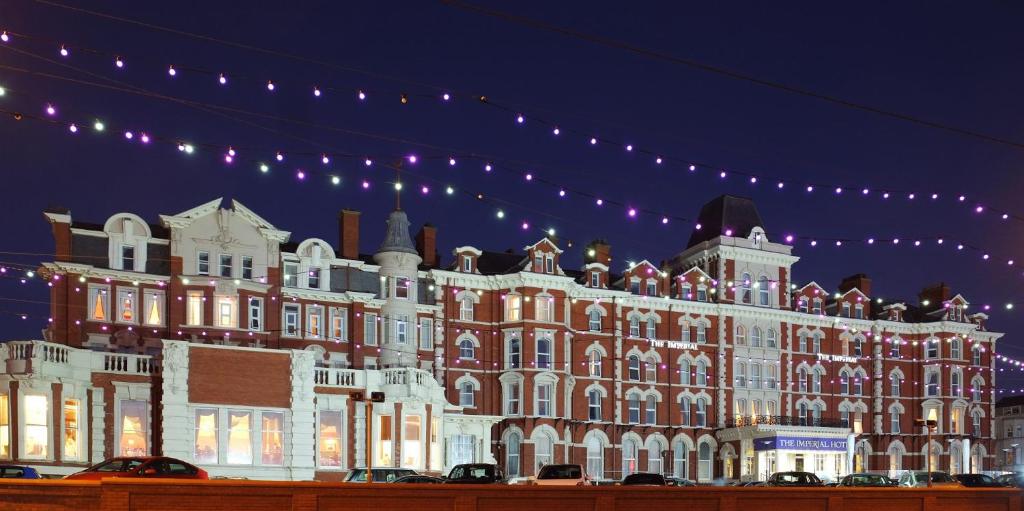 un gran edificio iluminado por la noche en Imperial Hotel Blackpool en Blackpool