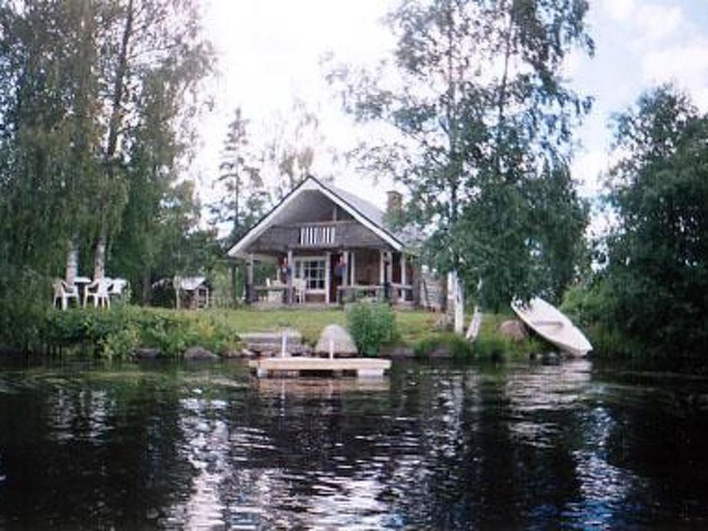 KinnulaにあるHoliday Home Koivikko by Interhomeの水上の家