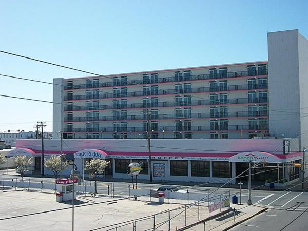 un grand bâtiment en face d'un parking dans l'établissement Beach Terrace Motor Inn, à Wildwood