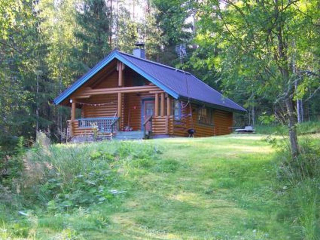 una cabaña de madera en medio de un bosque en Holiday Home Liisan pirtti by Interhome, en Äänekoski