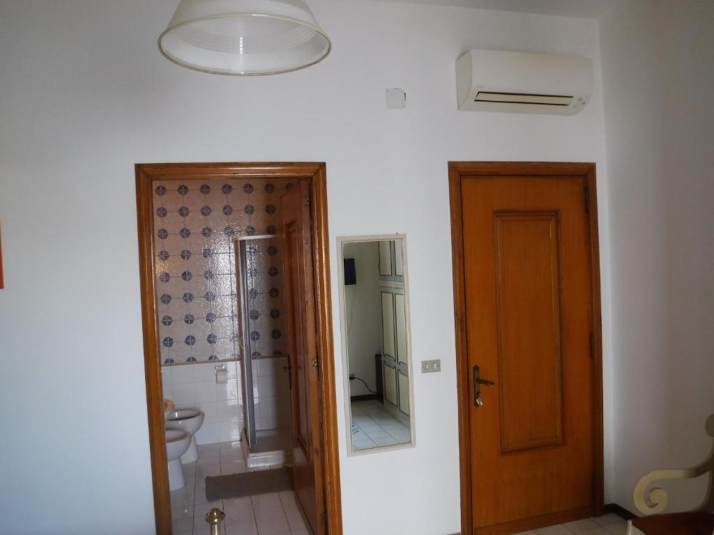 サルヴェにあるB&B Il Cedroのバスルーム(トイレ、鏡、ドア付)