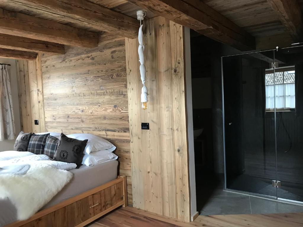 Postel nebo postele na pokoji v ubytování Grizzly Haus & Frosch Restaurant - Teritoria