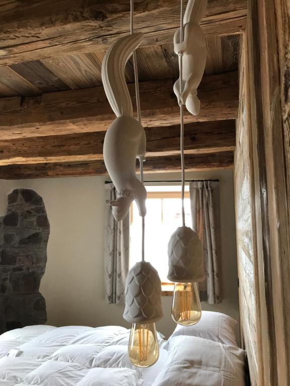 Postel nebo postele na pokoji v ubytování Grizzly Haus & Frosch Restaurant - Teritoria