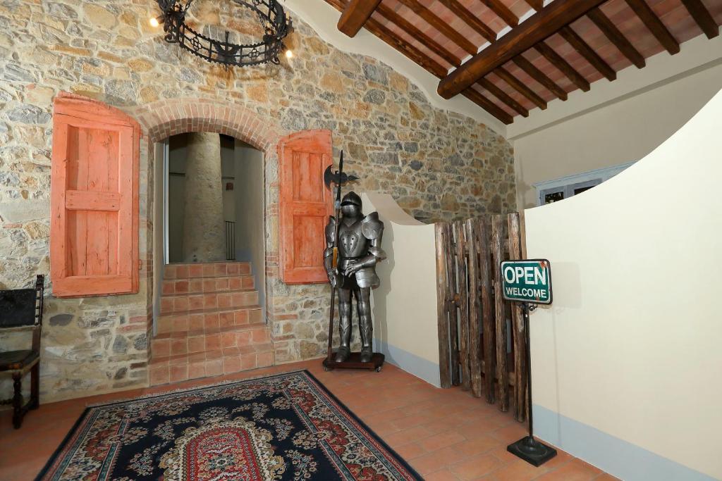 una habitación con una estatua junto a una pared de ladrillo en B&B CASAGRANDE en Quercegrossa