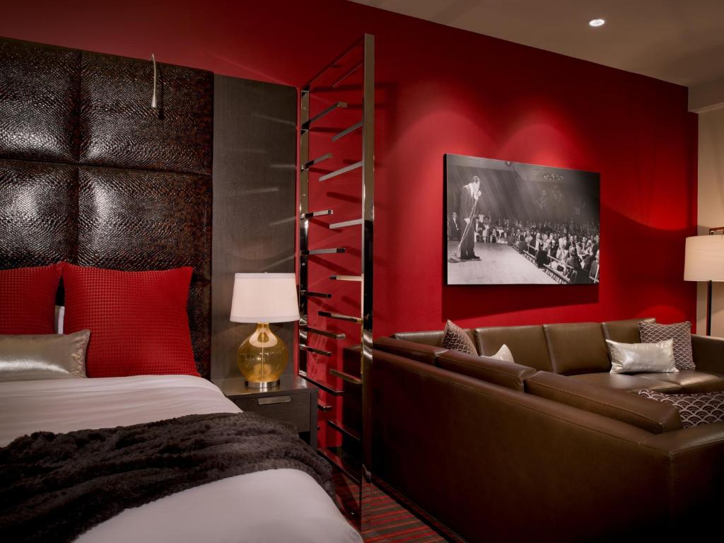 Postel nebo postele na pokoji v ubytování Golden Gate Casino Hotel