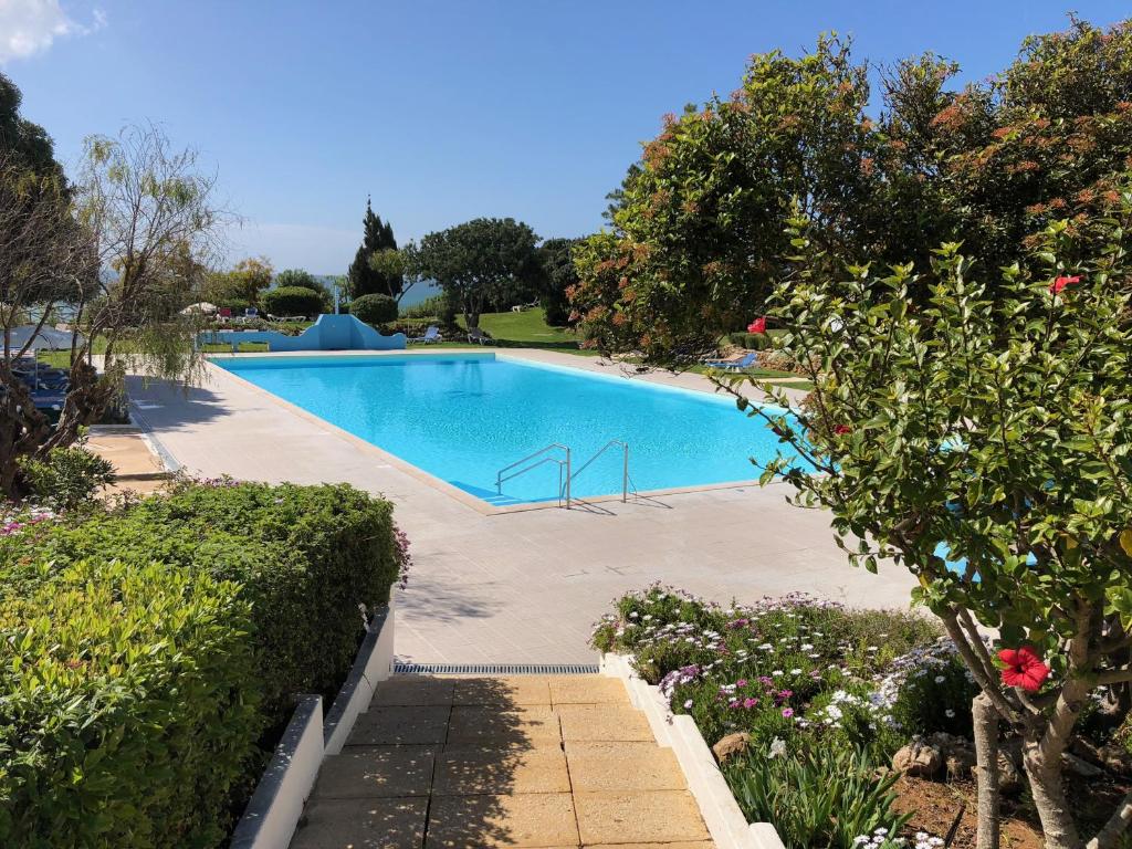 Bazén v ubytování Vivenda Jardim Mar Algarve Porches nebo v jeho okolí
