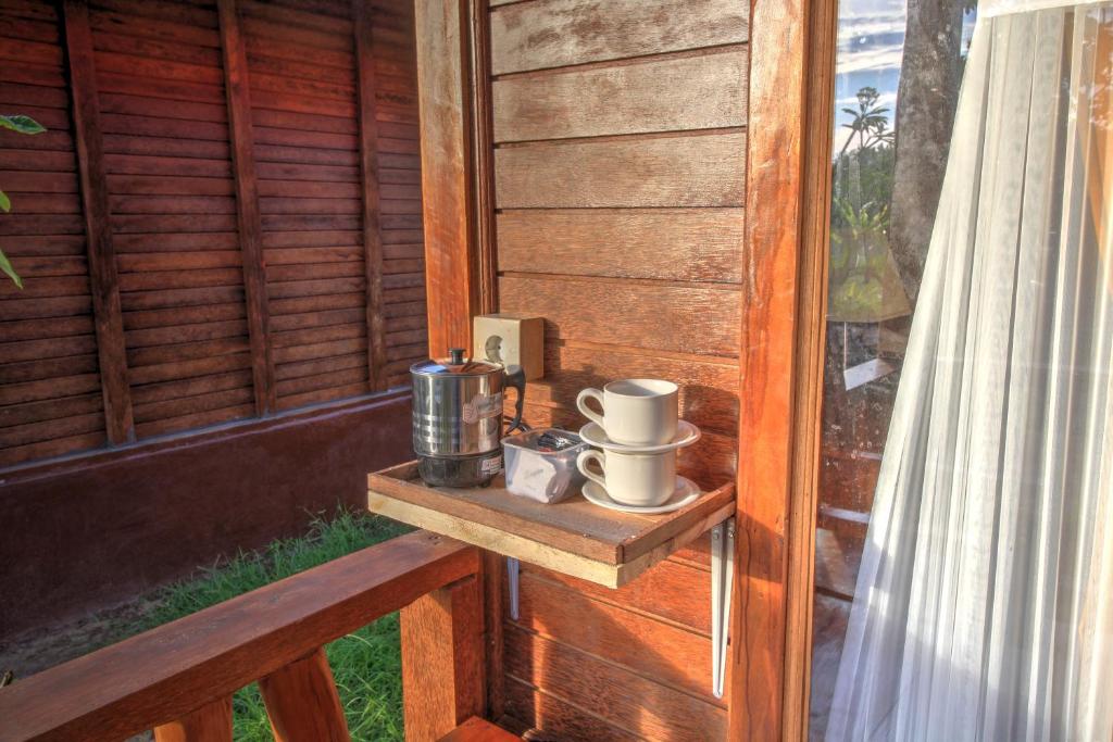 Příslušenství pro přípravu čaje a kávy v ubytování Ayu Hill Bungalows