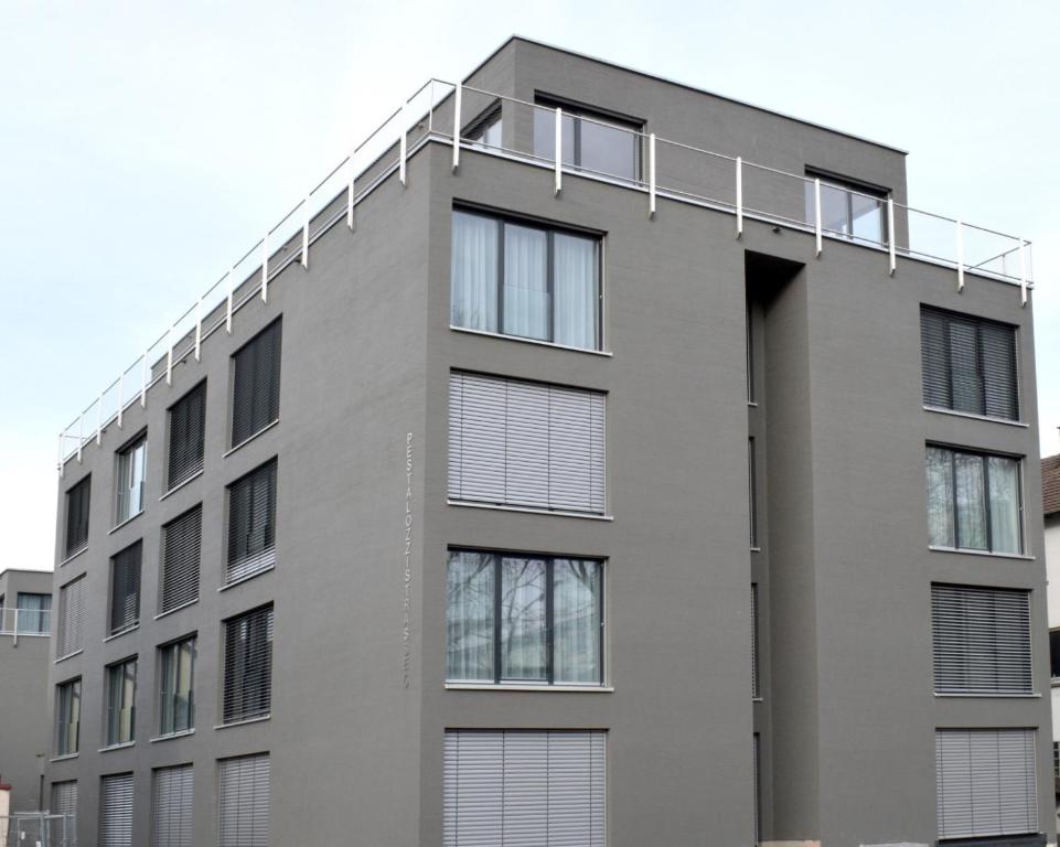 a building with a balcony on top of it at NewAge Boardinghaus P5 in Heilbronn