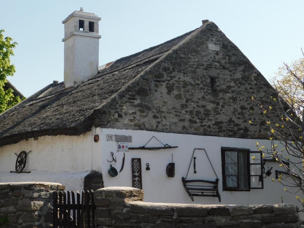 an old cottage with a thatched roof at Babamúzeum 4 fős apartman in Tihany