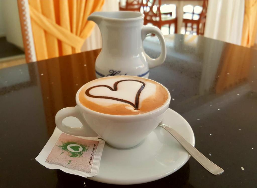 Zestaw do parzenia kawy i herbaty w obiekcie Hotel Altair