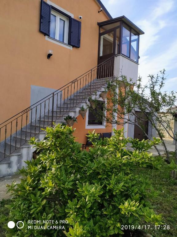 Budova, v ktorej sa apartmán nachádza