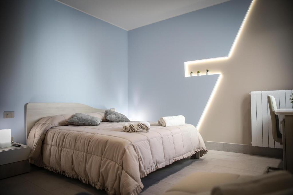 1 dormitorio con 1 cama en una habitación blanca en URBAN RELAX, en Favara