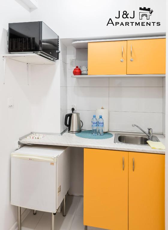 Kuchnia lub aneks kuchenny w obiekcie J&J Apartments Szeroka 25 Apartament 1