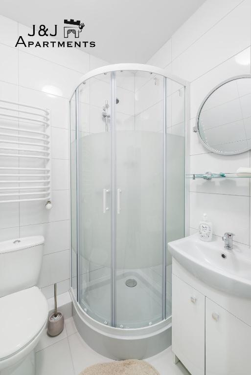 łazienka z prysznicem, toaletą i umywalką w obiekcie J&J Apartments Szeroka 25 Apartament 1 w Toruniu