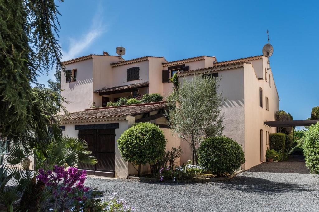 une villa avec un jardin et une allée dans l'établissement Ferienwohnung „La Cigalerie“, à Agay