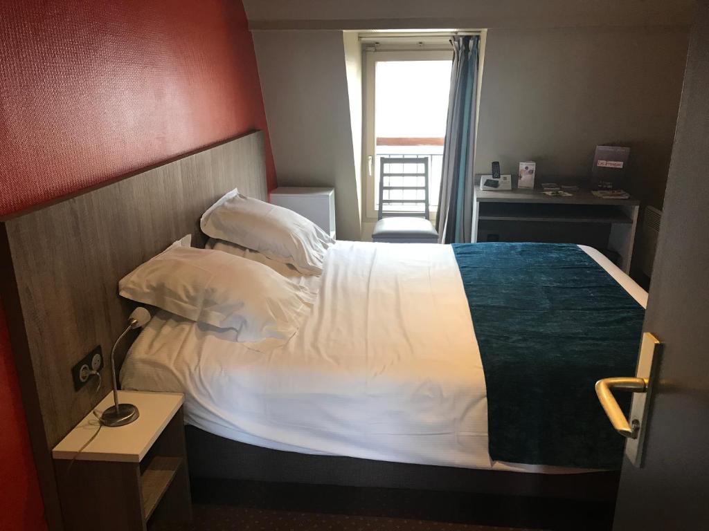 Postel nebo postele na pokoji v ubytování Hôtel Les Frangins