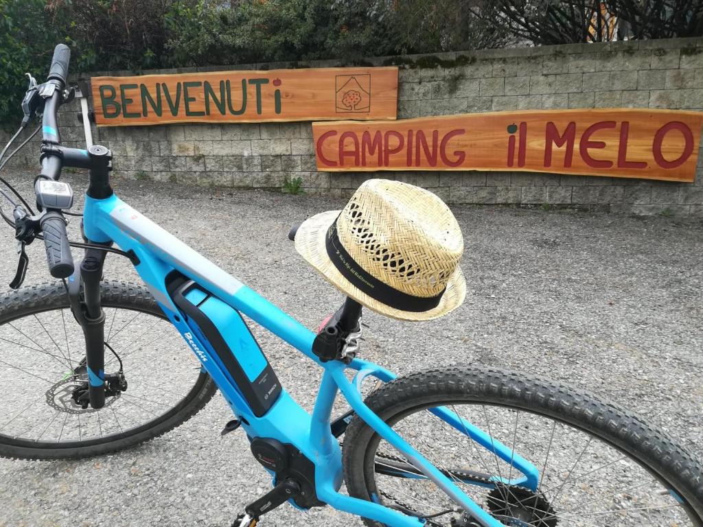 a bicycle with a straw hat on it at CAMPING IL MELO in Peveragno