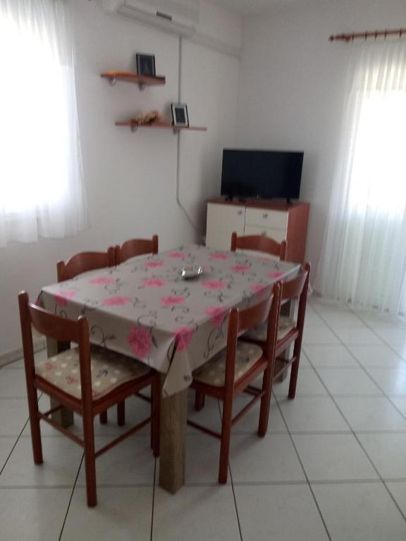 Telewizja i/lub zestaw kina domowego w obiekcie Apartmani Ana Vir