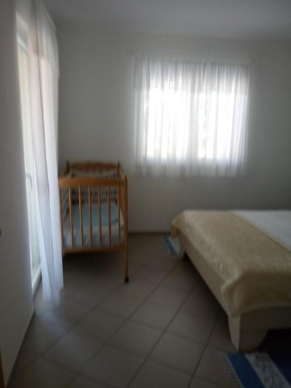 Łóżko lub łóżka w pokoju w obiekcie Apartmani Ana Vir