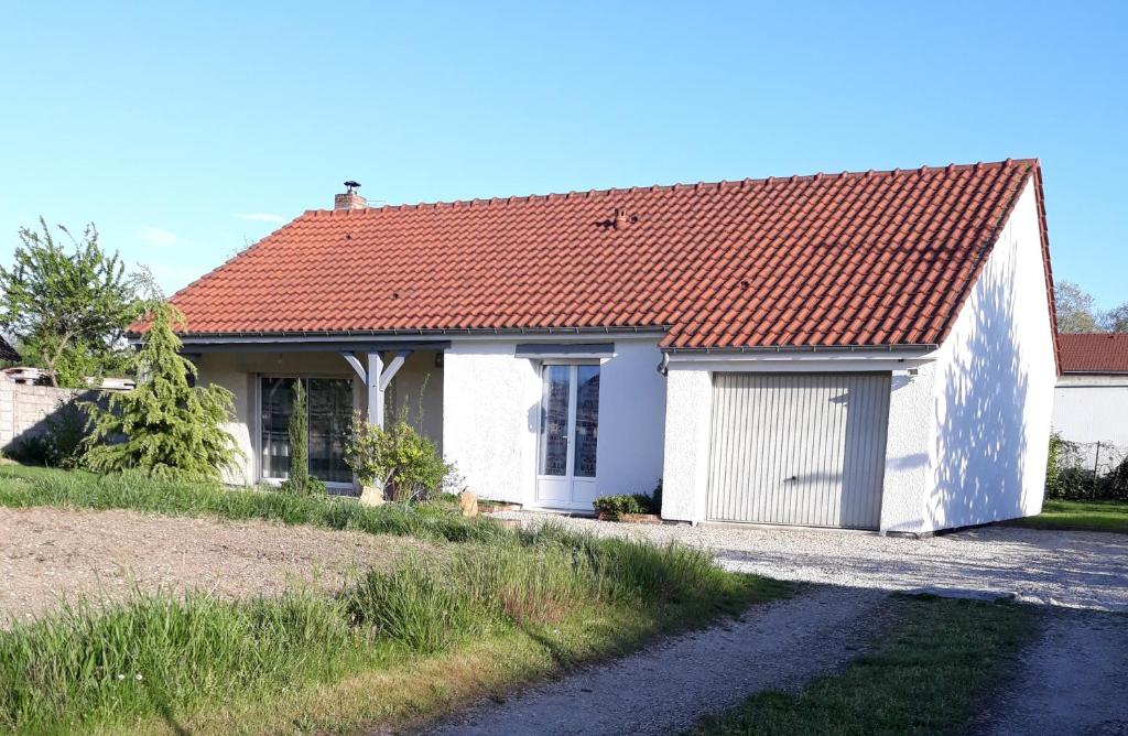 une petite maison blanche avec un toit rouge dans l'établissement Les Marronniers, à Troyes