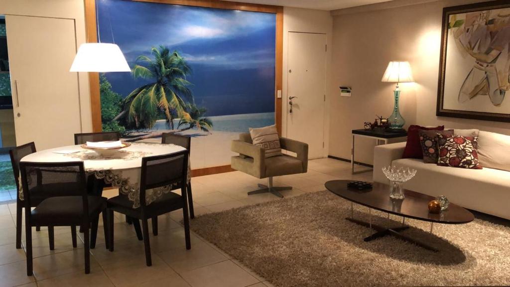 sala de estar con sofá y mesa en Apartamento com 3 Suites em Bairro nobre, próximo ao Centro de Eventos do Ceara en Fortaleza
