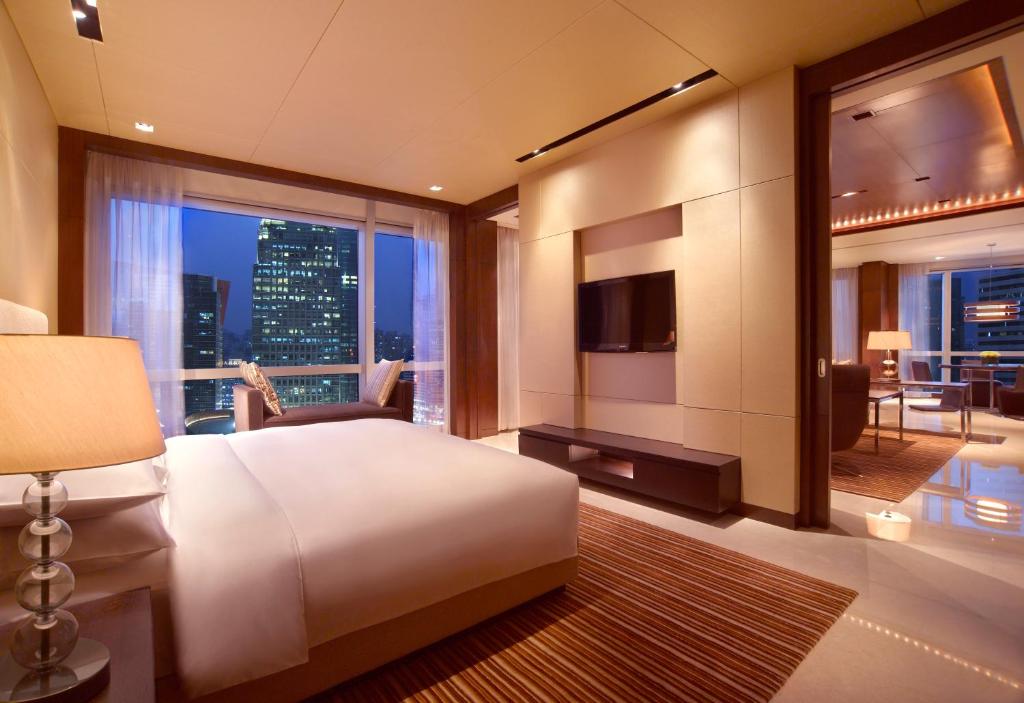 Postel nebo postele na pokoji v ubytování Grand Hyatt Shenzhen