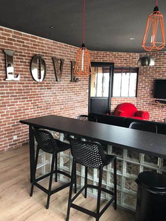 TV a/nebo společenská místnost v ubytování Appartement type loft La Baule centre
