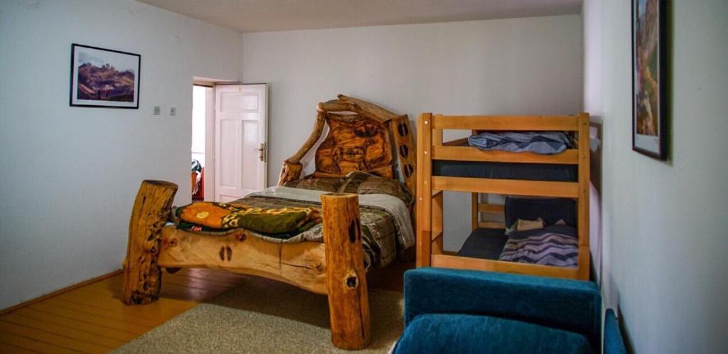 een slaapkamer met 2 stapelbedden en een stoel bij Kitka Hostel - Vratnica in Tetovo