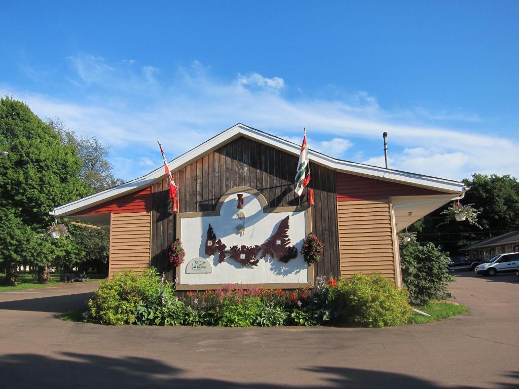 een gebouw met een bord met vlinders erop bij Shine Motel in Summerside