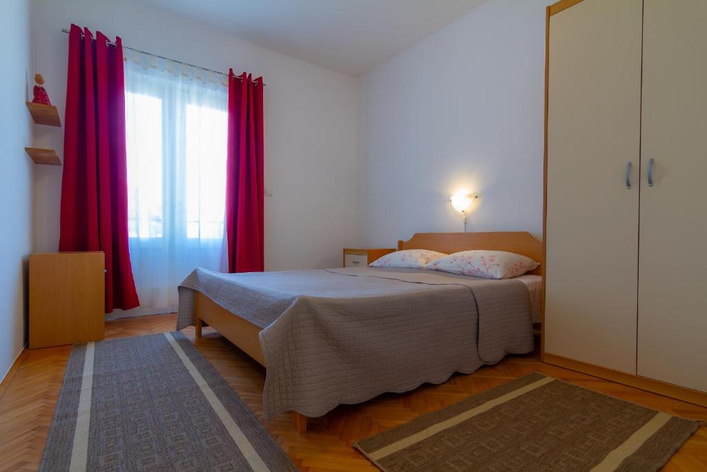 Postel nebo postele na pokoji v ubytování Apartments & Rooms Sanja